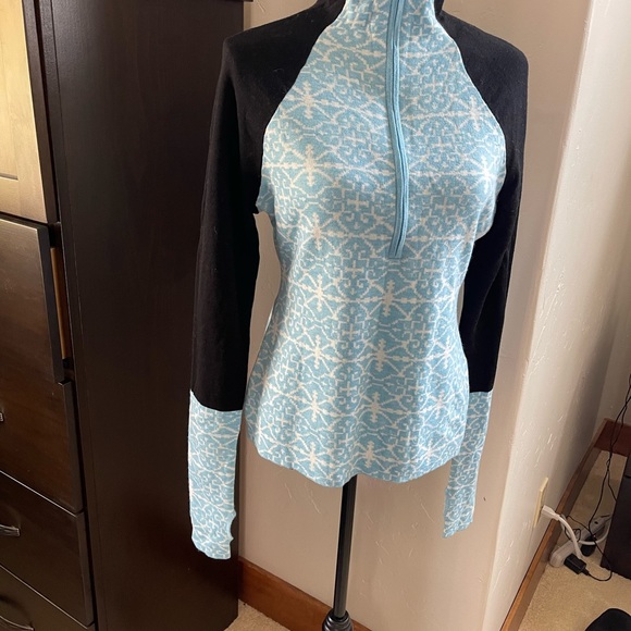 New W/Tags Soft mount Wool Sweater With Thumb holes, Long Sleeves and Zipper. - Picture 4 of 7